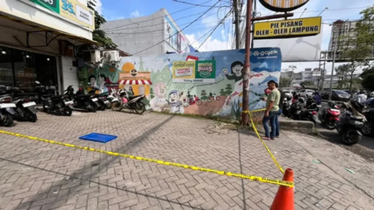 Garis polisi (police line) yang terpasang di depan Toko Yuzi Akmal lokasi penembakan Brigadir Arya Supena.
