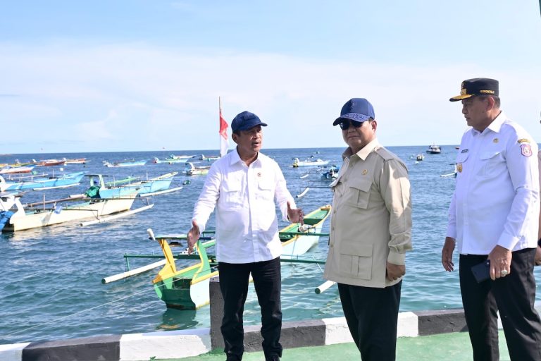 Presiden Prabowo Subianto berdialog dengan nelayan di Gorontalo mengenai distribusi program Makan Bergizi Gratis.