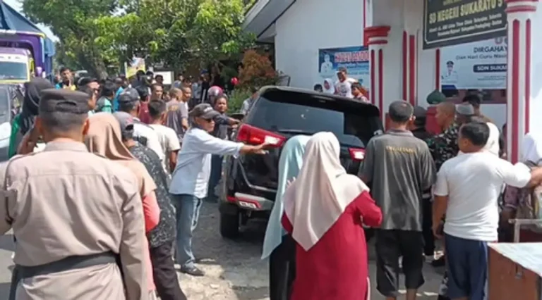 Kecelakaan mobil Kepala DPMPTSP Pandeglang di SDN Sukaratu 5 akibatkan dua orang meninggal dunia.