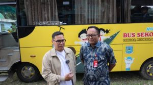 Pelajar SMP dan SMA di Tangsel turun dari bus sekolah gratis berwarna kuning saat ditinjau langsung oleh Wakil Wali Kota Pilar Saga Ichsan di Pamulang.