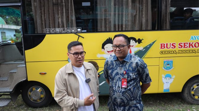 Pelajar SMP dan SMA di Tangsel turun dari bus sekolah gratis berwarna kuning saat ditinjau langsung oleh Wakil Wali Kota Pilar Saga Ichsan di Pamulang.