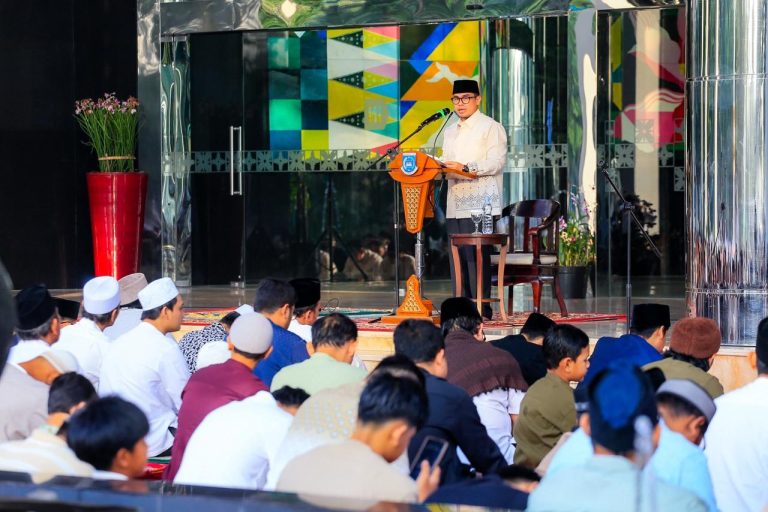 Wakil Wali Kota Tangsel Pilar Saga Ichsan menyampaikan khotbah Iduladha 1447 H di hadapan ribuan jemaah di Lapangan Puspemkot Tangsel.