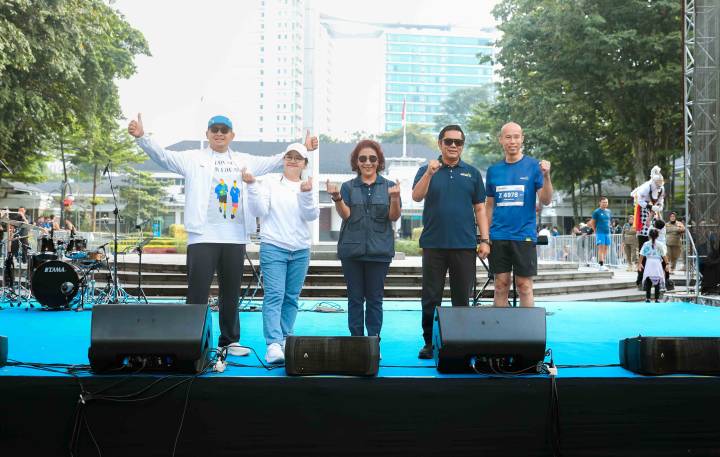 Wakil Wali Kota Tangerang Maryono Hasan saat menghadiri dan mengamati atmosfer perlombaan lari Bandoeng 10K 2026 di kawasan Taman Balaikota Bandung.