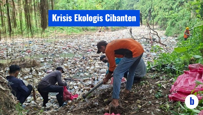 Tumpukan sampah plastik dan limbah rumah tangga yang menyumbat aliran air Sungai Cibanten saat dibersihkan oleh relawan