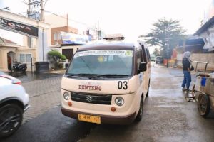 Deretan armada Bus Tayo Kota Tangerang yang sedang beroperasi di jalur arteri yang padat kendaraan pribadi