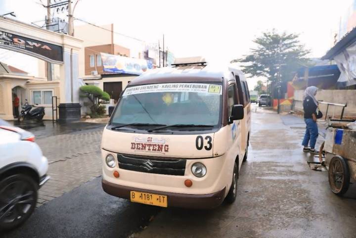 Deretan armada Bus Tayo Kota Tangerang yang sedang beroperasi di jalur arteri yang padat kendaraan pribadi