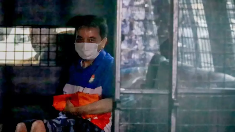 Kuasa hukum Roy Suryo, Ahmad Khozinudin, menunjukkan berkas pendaftaran praperadilan melawan Polda Metro Jaya di Pengadilan Negeri Jakarta Selatan.