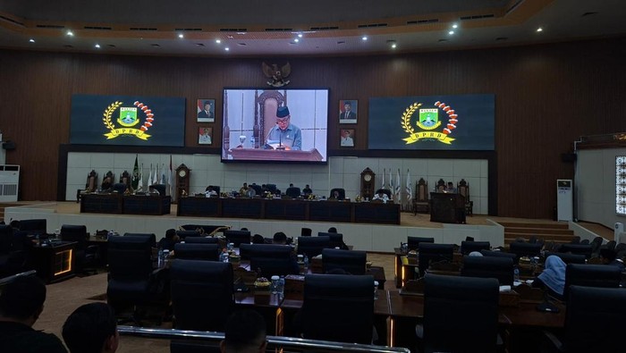 Suasana rapat paripurna DPRD Provinsi Banten saat penyampaian rekomendasi pengembalian dana miliaran rupiah oleh Anggota Banggar Muhsinin.