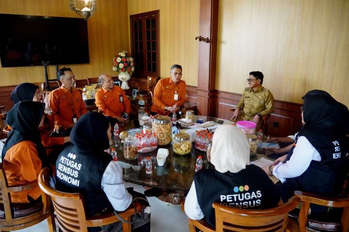 Wali Kota Tangerang H. Sachrudin saat menerima pendataan perdana dari petugas Sensus Ekonomi 2026 BPS di kediaman resmi.