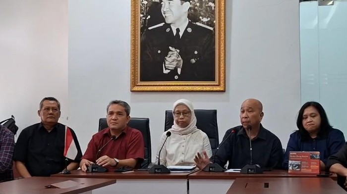 Rektor UBK Sri Mumpuni Ngesti Rahaju didampingi Wakil Rektor III Daniel Panda memberikan keterangan pers di Cikini terkait penonaktifan Ketua BEM FH.