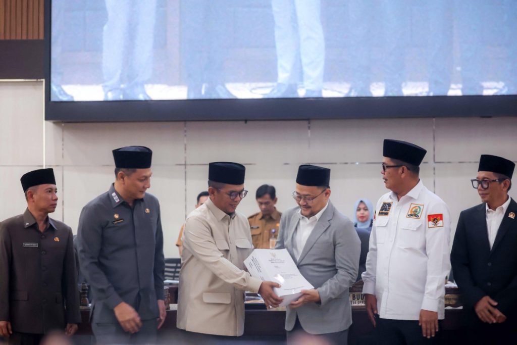 Gubernur Banten Andra Soni saat menyampaikan nota pengantar Raperda Pertanggungjawaban APBD 2025 di hadapan pimpinan DPRD.