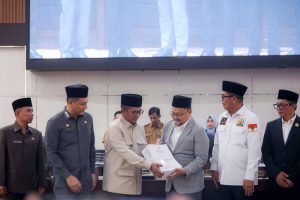 Gubernur Banten Andra Soni saat menyampaikan nota pengantar Raperda Pertanggungjawaban APBD 2025 di hadapan pimpinan DPRD.