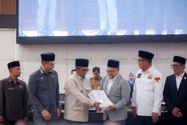 Gubernur Banten Andra Soni saat menyampaikan nota pengantar Raperda Pertanggungjawaban APBD 2025 di hadapan pimpinan DPRD.