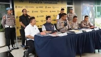 Tersangka ASB saat diamankan oleh jajaran Satreskrim Polresta Tangerang beserta barang bukti.