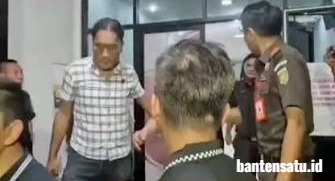 Ilustrasi palu keadilan, dokumen hukum, dan garis penahanan tindak pidana.Keterangan Foto: Menuju Meja Hijau — Penyerahan tahap dua berupa tersangka NY dan barang bukti oleh Polres Metro Bekasi menandai dimulainya proses penuntutan resmi di bawah kewenangan Kejaksaan Negeri Kabupaten Bekasi.