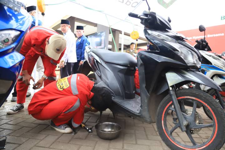 Suasana posko layanan pengecekan rangka dan penggantian oli gratis motor Honda di Kantor Kecamatan Periuk.