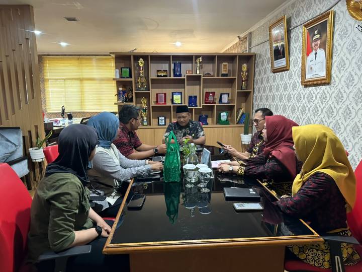 Kepala Dispora Kota Tangerang Kaonang (berpeci hitam) bersama panitia LKBB Pinastra Tangerang Open 2026 usai melakukan audiensi terkait persiapan pelaksanaan kompetisi baris-berbaris tingkat pelajar se-Tangerang Raya