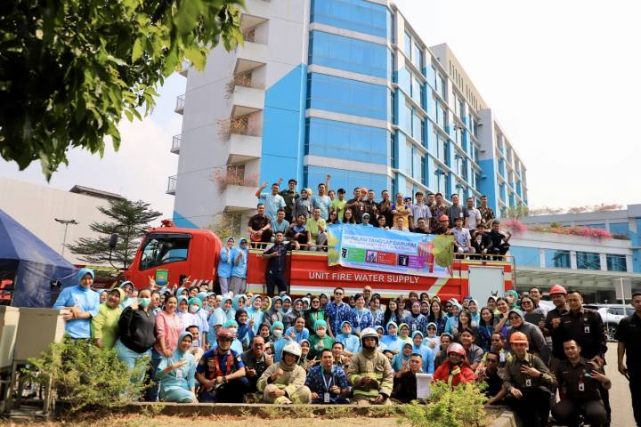 Jajaran BPBD Kota Tangerang bersama manajemen dan tenaga kesehatan RS EMC Tangerang berfoto bersama usai pelaksanaan simulasi penanganan kebakaran dan tanggap darurat di RS EMC Tangerang, Jalan KH Hasyim Ashari, Buaran Indah, Kecamatan Tangerang, Kota Tangerang, Banten, Jumat (31/7/2026).