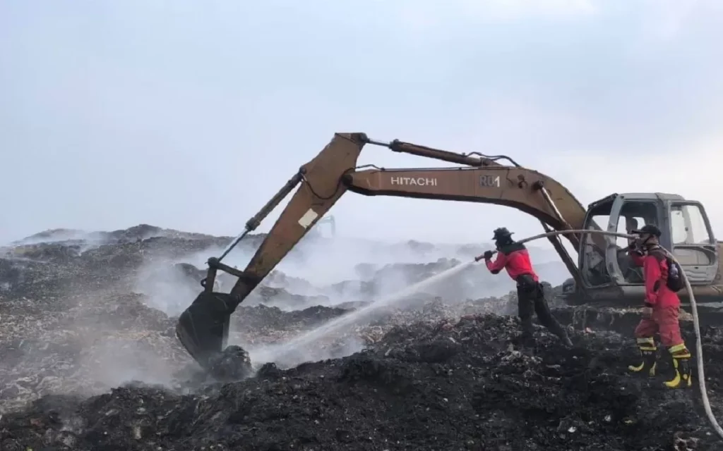 Asap tebal membubung tinggi dari area Tempat Pemrosesan Akhir (TPA) Jatiwaringin Tangerang yang terbakar.