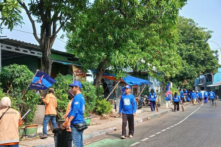 Demokrat Kota Tangerang menanam pohon dan membersihkan bantaran Sungai Cisadane.