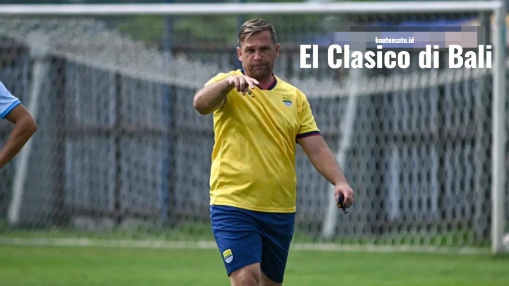 Lembar susunan pemain resmi Persib Bandung dengan nama Adam Alis sebagai kapten di papan strategi ruang ganti.