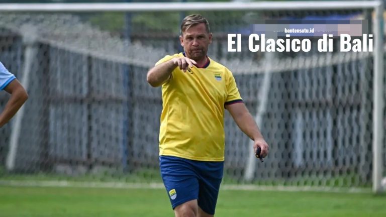 Lembar susunan pemain resmi Persib Bandung dengan nama Adam Alis sebagai kapten di papan strategi ruang ganti.