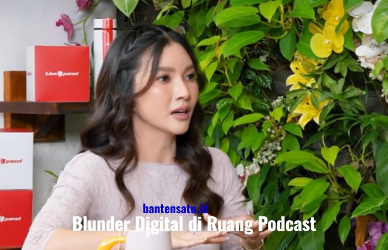 Sarwendah saat berbicara di hadapan mikrofon studio podcast dengan ekspresi serius, disandingkan dengan potret Denny Darko.