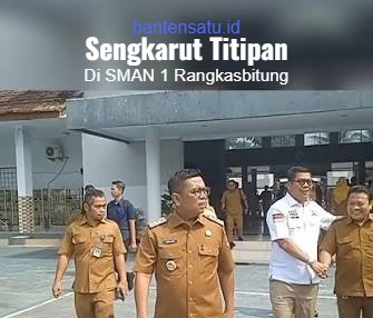 Gubernur Banten Andra Soni sedang berdialog dengan Ketua Panitia SPMB SMAN 1 Rangkasbitung mengenai sistem seleksi siswa baru.