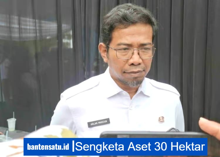 Kepala DPUPR Banten Arlan Marzan memaparkan peta batas wilayah sengketa Situ Rawa Enang dan Situ Pasaraut.