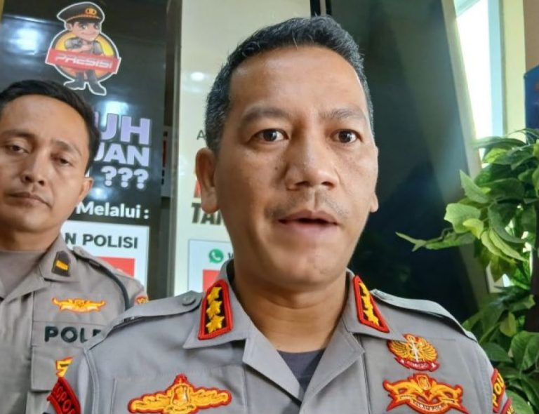 Polisi menangkap lima tersangka kasus penyekapan dan penganiayaan karyawan koperasi di Kabupaten Tangerang.
