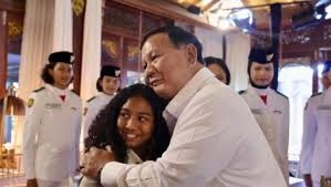 Presiden Prabowo Subianto menggelar silaturahmi khusus dengan mengundang seluruh elemen petugas upacara HUT ke-81 RI ke kediaman pribadinya di Hambalang. Pertemuan ini menjadi panggung apresiasi negara atas dedikasi dan kedisiplinan para pemuda penegak marwah proklamasi.