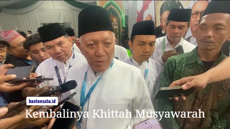 Gus Kikin bersama para pengurus wilayah dalam Sidang Pleno Muktamar ke-35 NU di Jombang.