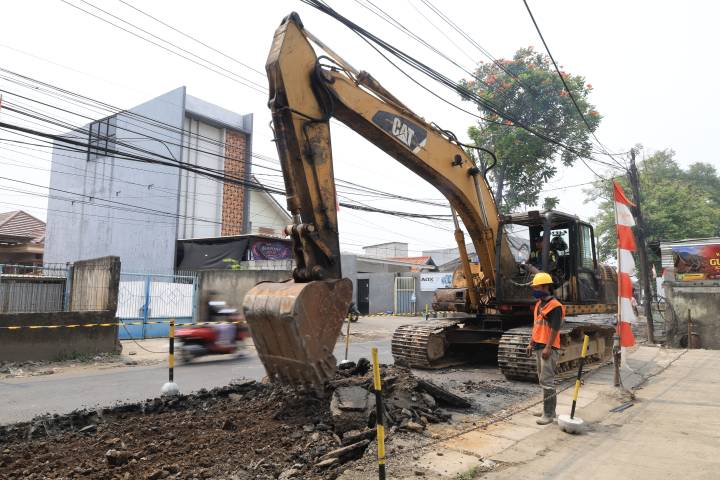 Kondisi arus lalu lintas di Jalan Iskandar Muda, Kecamatan Neglasari, Kota Tangerang yang sedang diberlakukan sistem rekayasa buka-tutup seiring berjalannya proyek perbaikan jalan oleh Pemkot Tangerang.
