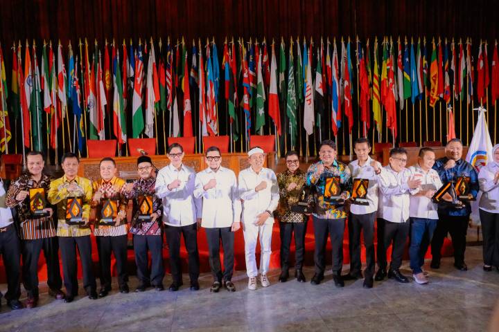 Wali Kota Tangerang Sachrudin menerima LPM Award 2026 di Gedung Merdeka, Kota Bandung.