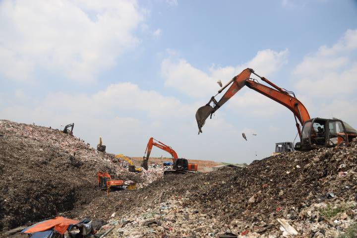 Armada pengangkut sampah Kota Tangerang melintas menuju TPA Rawa Kucing melalui rute khusus selama perbaikan Jalan Iskandar Muda, Neglasari.