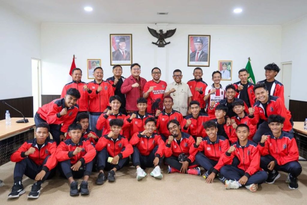 Gubernur Banten Andra Soni melepas Tim Banteng Banten FC U-17 untuk mengikuti Soekarno Cup III 2026 di Jawa Timur.