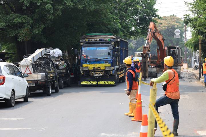 Personel Dinas Perhubungan Kota Tangerang bersama jajaran Satlantas Polres Metro Tangerang Kota sedang memasang barrier jalan dan mengarahkan arus lalu lintas di kawasan Jalan Raya M. Toha Karawaci.