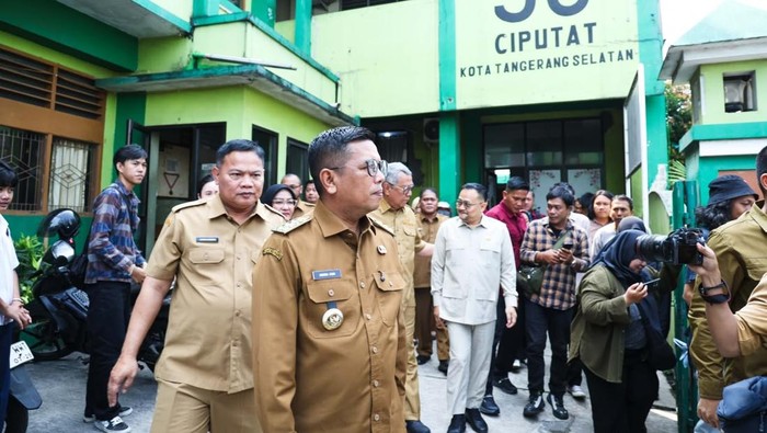 ubernur Banten Andra Soni memberikan keterangan pers di depan awak media mengenai kelanjutan program Sekolah Gratis.