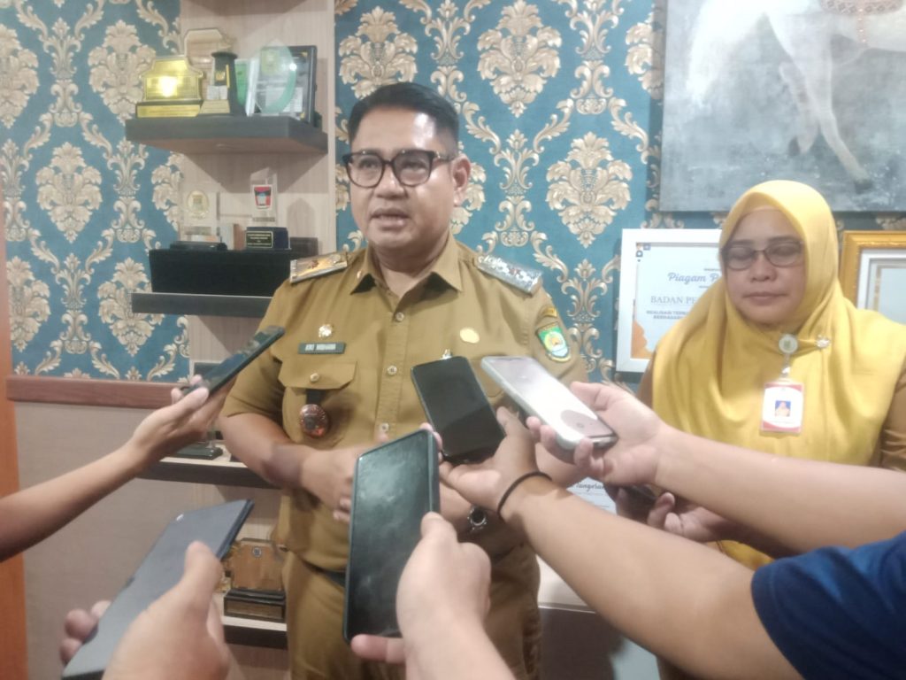 Kepala Bapenda Kota Tangerang Kiki Wibhawa memberikan pemaparan grafis mengenai program pemutihan denda pajak daerah.