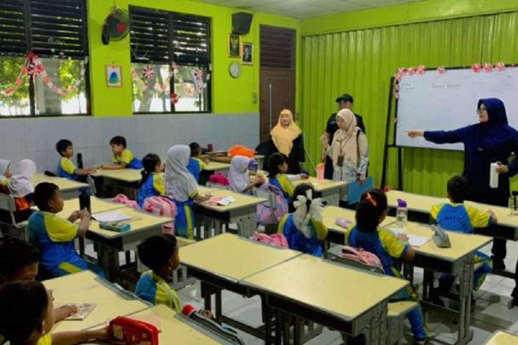 Petugas kesehatan memberikan obat cacing kepada anak dalam pelaksanaan Pemberian Obat Pencegahan Massal (POPM) di Kota Tangerang.