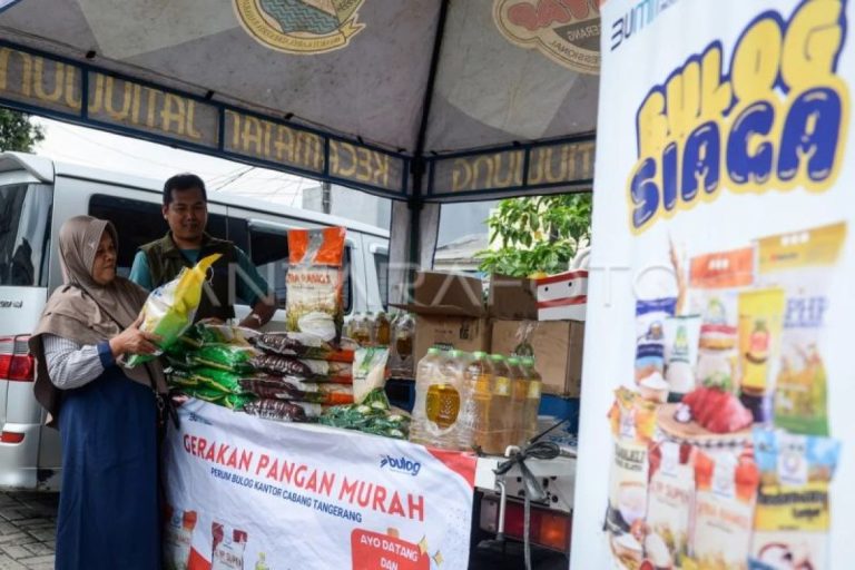 Warga membeli paket sembako pada Gerakan Pangan Murah yang digelar Pemerintah Kota Tangerang dalam rangka HUT Ke-81 Kemerdekaan RI.