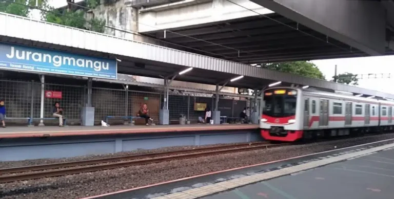 Petugas melakukan penanganan insiden tewasnya seorang siswi di kawasan Stasiun Jurangmangu, Tangerang Selatan.