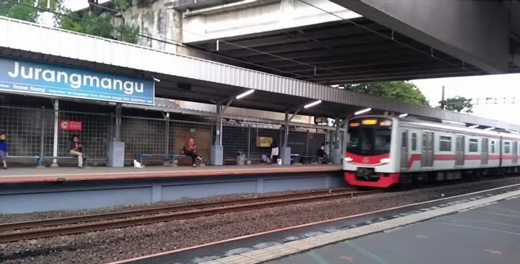 Petugas melakukan penanganan insiden tewasnya seorang siswi di kawasan Stasiun Jurangmangu, Tangerang Selatan.