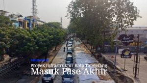 Pekerja konstruksi Dinas PUPR Kota Tangerang melakukan proses pengecoran dan perataan beton di ruas Jalan Raya M. Toha Karawaci.
