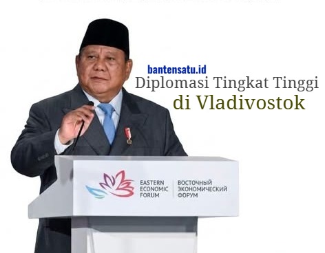 Presiden RI Prabowo Subianto berpidato di podium Eastern Economic Forum (EEF) di Vladivostok, sementara Presiden Rusia Vladimir Putin menyimak dari kursi utama sambil bertepuk tangan.