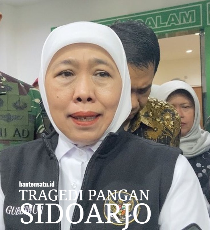 Gubernur Jawa Timur Khofifah Indar Parawansa didampingi Kadinkes Sidoarjo menjenguk santri yang dirawat di bangsal perawatan rumah sakit akibat keracunan makanan.