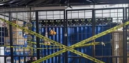 Personel penyidik Polsek Teluknaga memeriksa barang bukti belasan butir obat keras jenis tramadol dan etalase milik tersangka pasutri di ruang penyidikan.