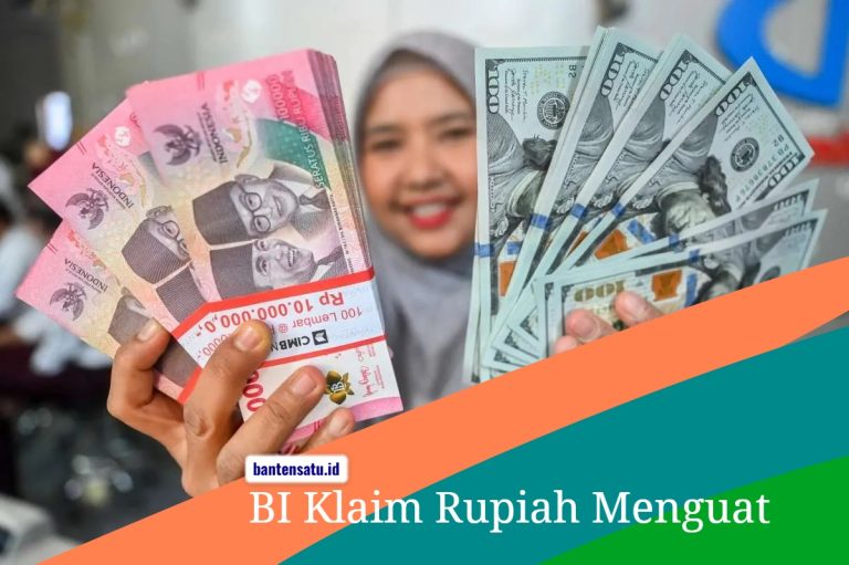 Layar monitor bursa efek menampilkan pergerakan grafik hijau nilai tukar rupiah dan deretan mata uang asing terhadap dolar AS.