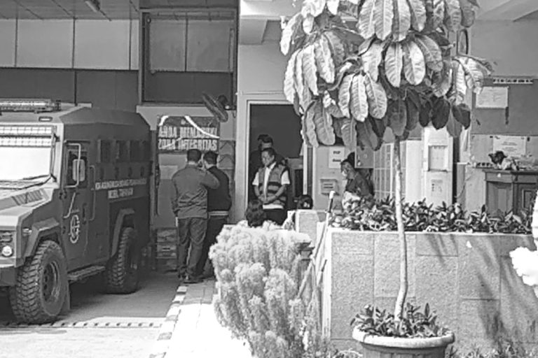 Mobil tahanan taktis berlapis baja milik Korps Adhyaksa keluar dari gerbang Rutan KPK dengan pengawalan ketat petugas bersenjata.