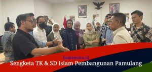 Gubernur Banten Andra Soni duduk bersama berdialog dengan barisan ibu-ibu perwakilan wali murid SD Islam Pembangunan Pamulang di ruang rapat.